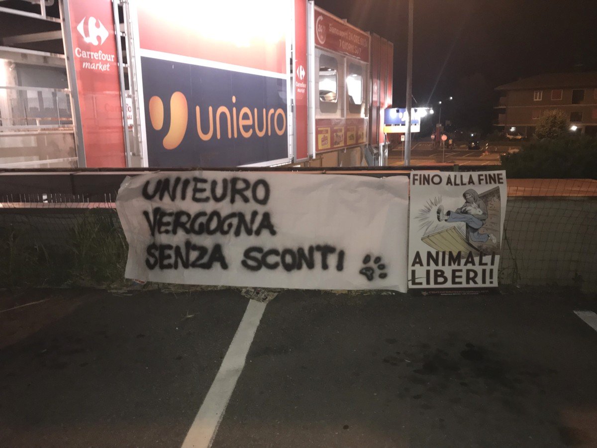 Azione unieuro sale