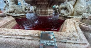 Rosso sangue nella fontana del Nettuno di Trento